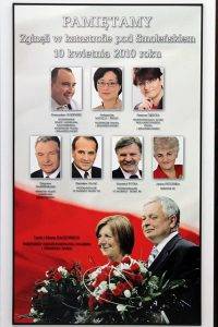 Smolensk-Gedenktafel für Lech Kaczynski, Maria Kaczynska und die verunglückten PiS-Abgeordneten