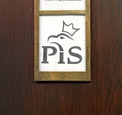 PiS-Logo im polnischen Parlament