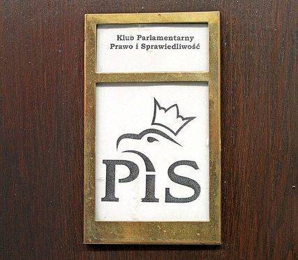 PiS-Logo im polnischen Parlament