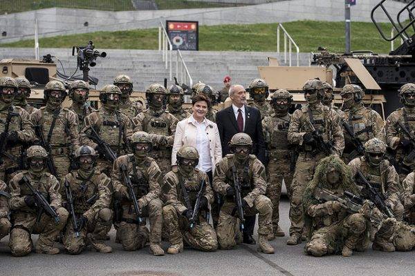 Ministerpräsidentin Beata Szydlo mit Soldaten zum NATO-Gipfel // (cc) Fot. P. Tracz / KPRM [Public Domain Mark 1.0] / Flickr